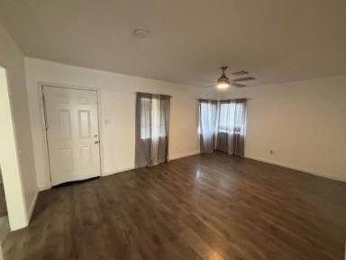 Main picture of 320 N Imperial Ave