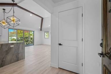 Main picture of 11474 Moorpark St