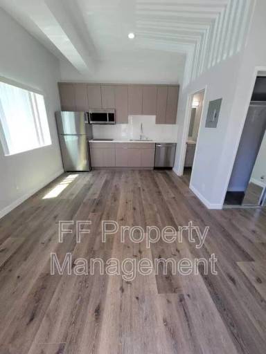 Main picture of 673 N 4th St