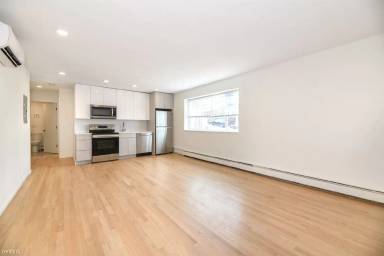 Main picture of 198 Hillside St