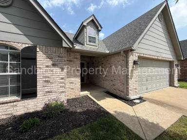 Main picture of 104 E Kansas St