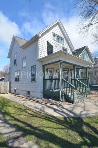 Main picture of 614 1/2 4th Ave SW