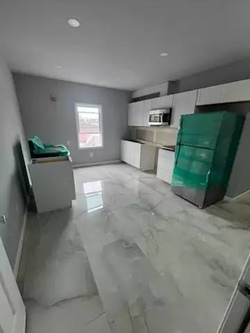 Main picture of 90 Lyons Ave