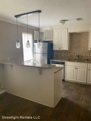 Main picture of 685 West Dr