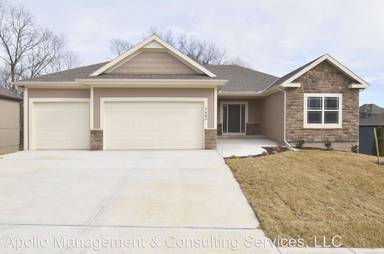Main picture of 7405 NW Forest Lakes Dr