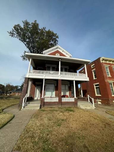 Main picture of 110 E Powell Ave