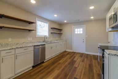 Main picture of 587 E Matthews