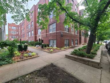 Main picture of 1750 W Granville Ave