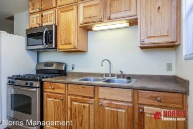 Main picture of 106 W 10th St