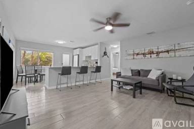 Main picture of 1007 NE 9th Ct