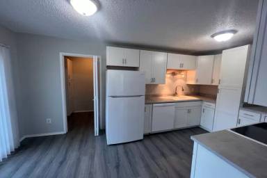 Main picture of 910 W Powell Blvd