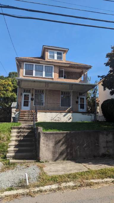 Main picture of 127 E Pine St