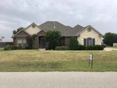 Main picture of 27 NW Lakewood Dr