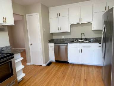 Main picture of 163 Roselawn Ave E