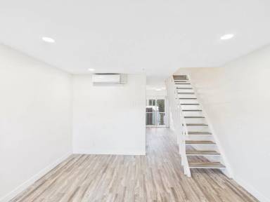 Main picture of 230 W J St