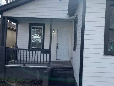 Main picture of 823 W 44th St