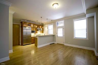 Main picture of 814 W Roscoe St