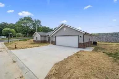 Main picture of 302 Oak Grove Cir