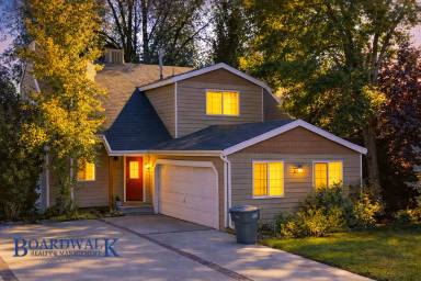 Main picture of 318 E Park Creeke Ln