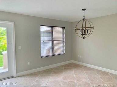 Main picture of 5431 SW 70th Pl N