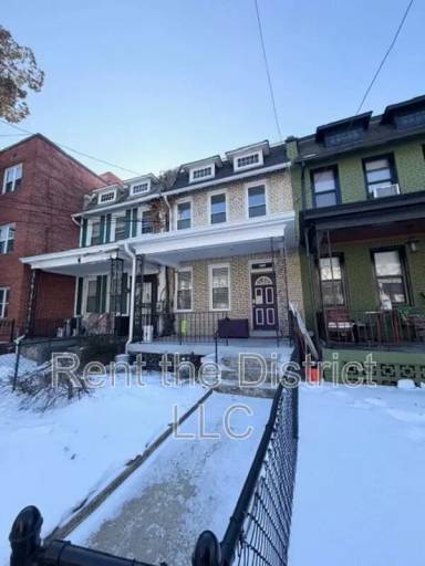 Main picture of 814 Longfellow St NW