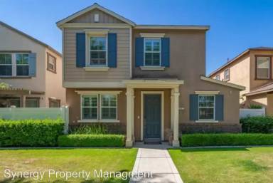 Main picture of 1925 Holt Rinehart Ave