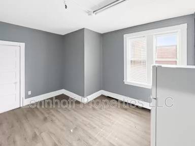 Main picture of 32 Lawrence St