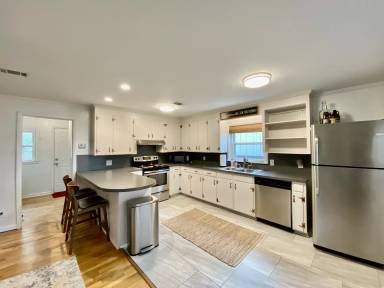 Main picture of 3115 E Lloyd St