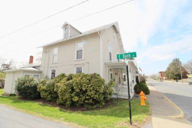 Main picture of 200 S Main St