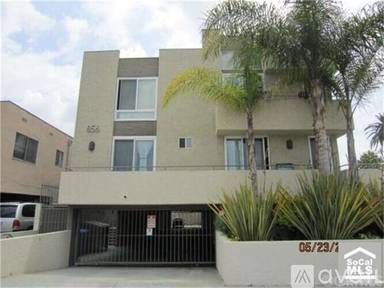 Main picture of 856 N Van Ness Ave