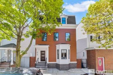 Main picture of 615 E 3rd St