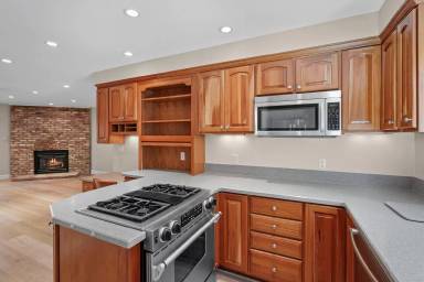 Main picture of 321 Ski Way