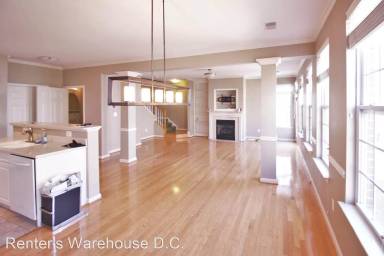 Main picture of 2665 Manhattan Pl