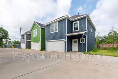 Main picture of 8203 Woodlyn Rd