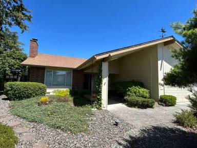 Main picture of 266 Valley Oaks Dr