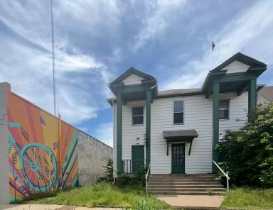 Main picture of 405 E Broadway Ave