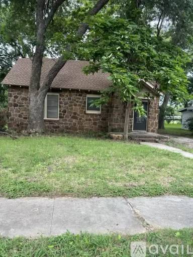 Main picture of 819 N Commerce St