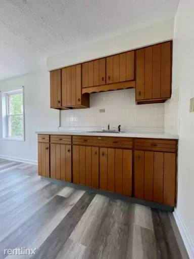Main picture of 460 Woodward Ave