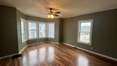Main picture of 208 Bridge St