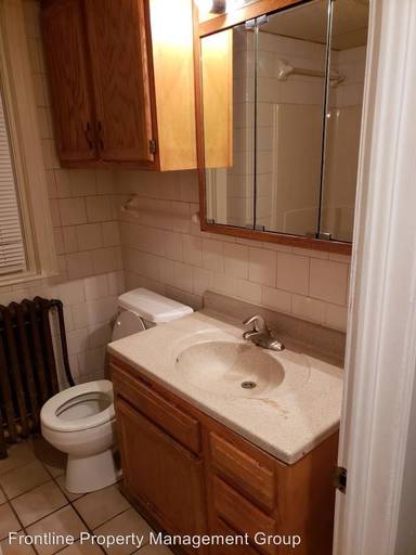 Main picture of 200 W 28th St