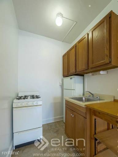 Main picture of 2827 N Burling Apartments