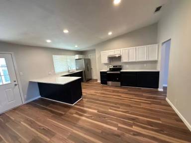 Main picture of 4902 Las Scala St