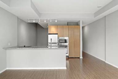 Main picture of 450 N St Clair