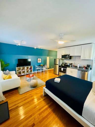 Main picture of 1742 W Division St