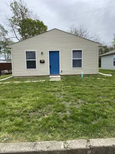 Main picture of 2045 N Dearborn St