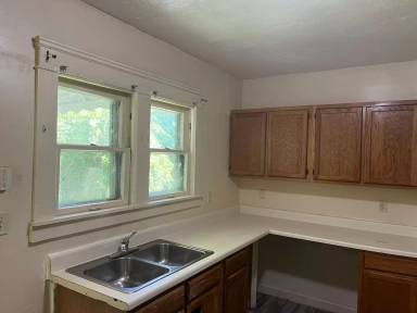 Main picture of 935 E 131st St