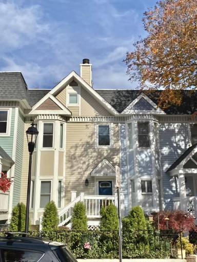 Main picture of 316 W 10th St