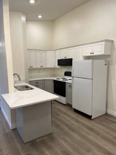 Main picture of 1541 N Riverside Ave