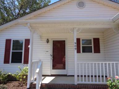 Main picture of 909 James Rd