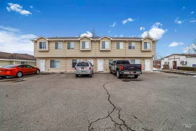 Main picture of 882 E Main St